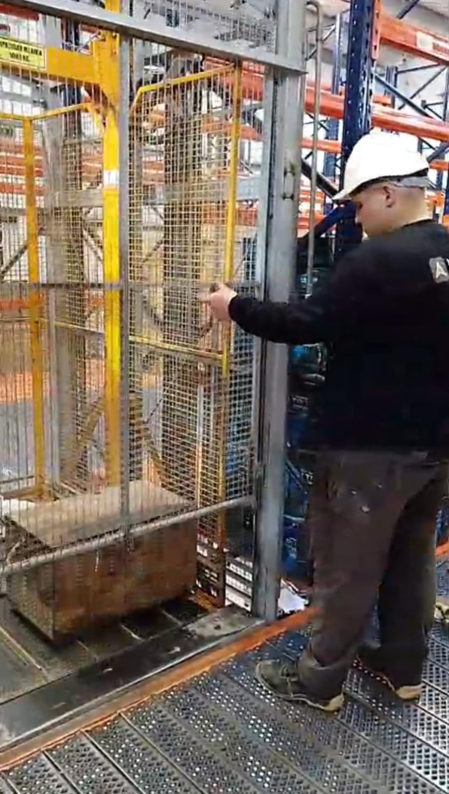 Operario utilizando montacargas de seguridad en obra
