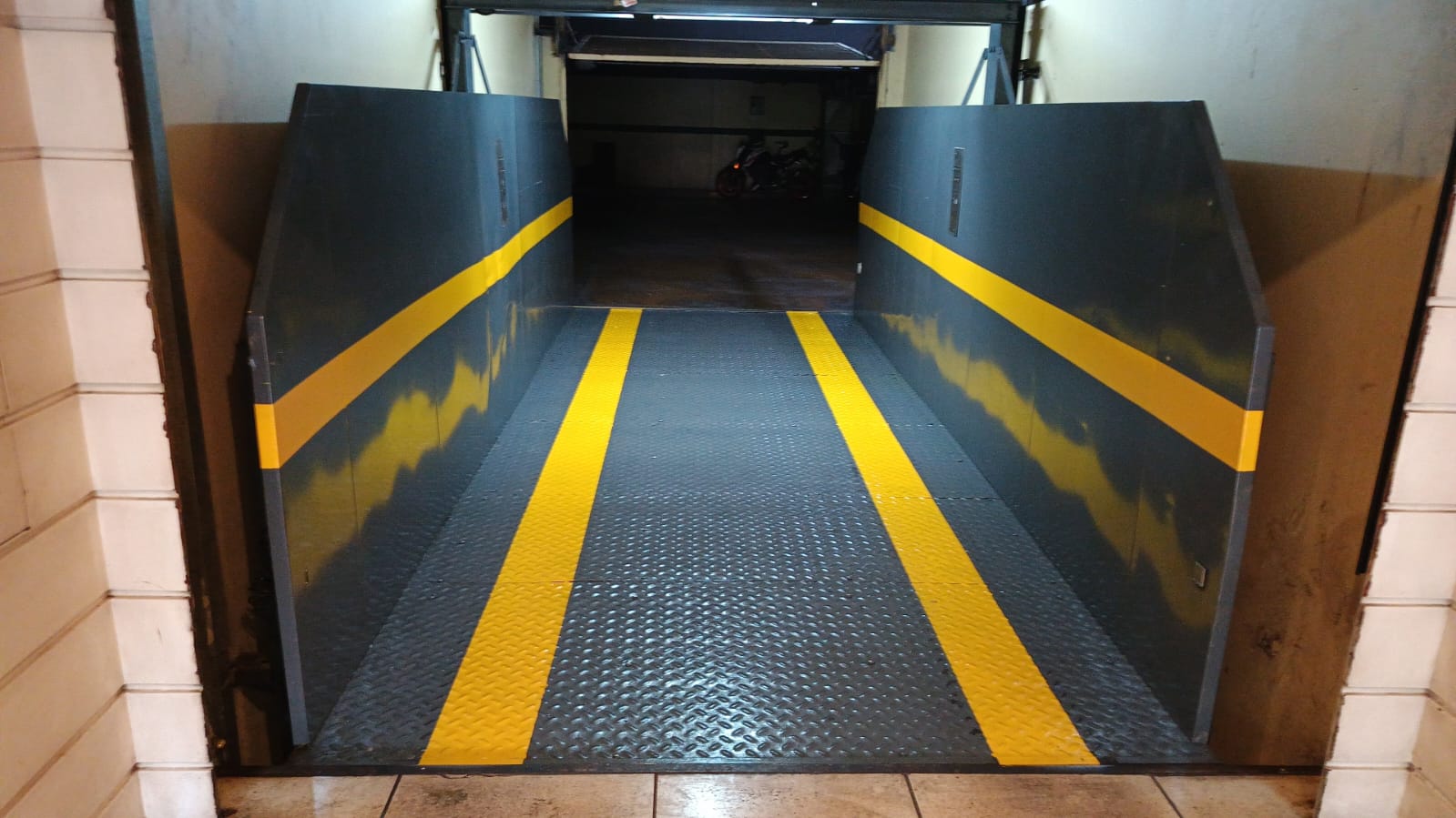 Plataforma de montacoches instalada en cochera