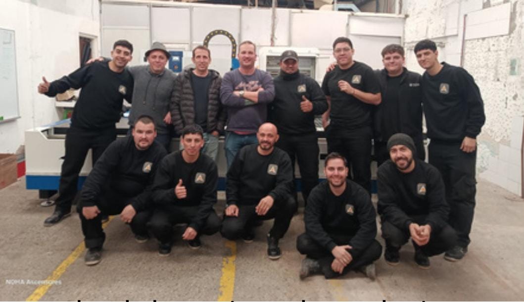 Equipo técnico propio de NOHA Ascensores en el taller de Zona Oeste